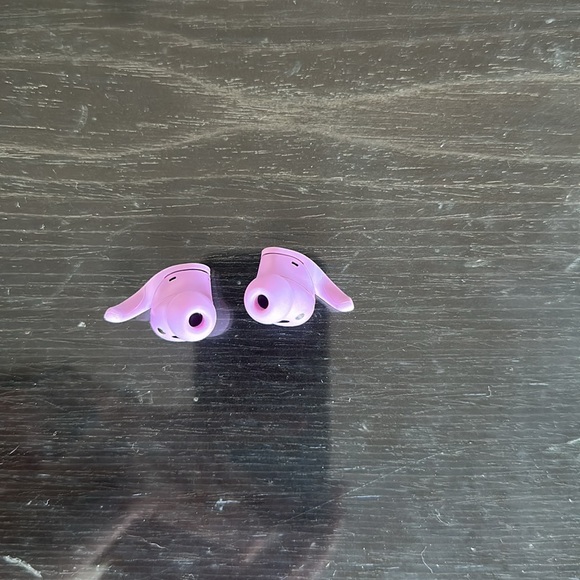 Beats Fit Pro 
Purple 
Excellent condition
Barely used, like new condition - Picture 7 of 10